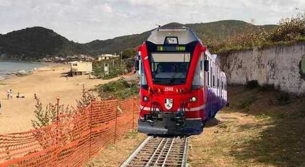 Un treno sulla spiaggia di Castellabate, la foto-beffa spopola sul web