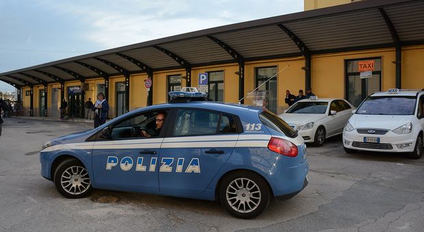 La polizia davanti alla stazione di Civitanova