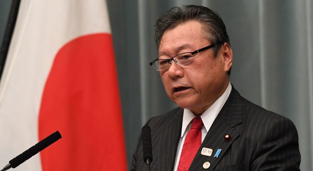 Giappone, il ministro della cybersicurezza ammette: «Non ho mai usato il pc»