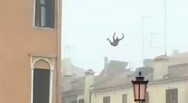 VENEZIA Il tuffo del giovane spagnolo in Rio Novo dal tetto di un palazzo