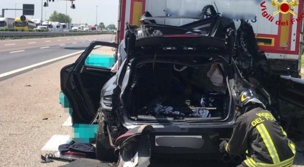 Incidente in autostrada A4, Porsche si schianta contro tir fermo: morto il conducente, gravi tre ragazzi minorenni