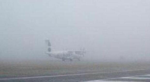 Nebbia al Sanzio, cancellato un atterraggio e un altro volo dirottato su Pescara