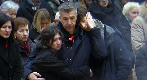 I funerali di Giulia, le lacrime del papà Gino Cecchettin, il fratelli si tengono per mano: Elena abbracciata al padre