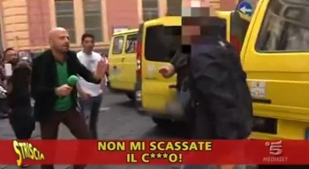 Striscia, l'inviato Luca Abete aggredito e picchiato a Napoli: «Ho preso uno schiaffo» | Video