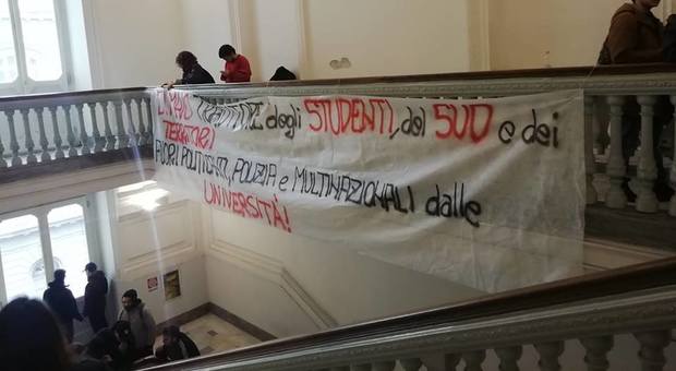 Università Federico II, collettivi contro Di Maio: salta la convention antiracket