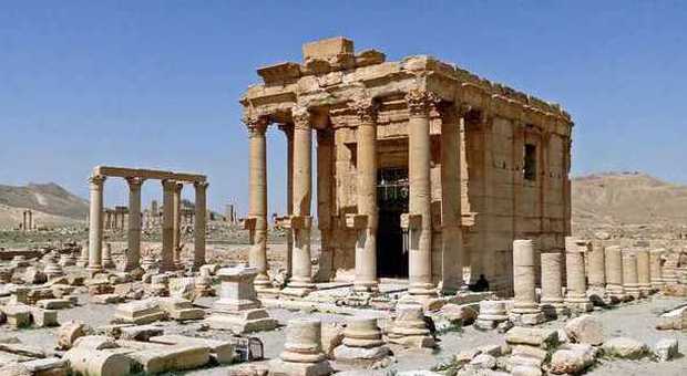 Isis, i miliziani dello Stato Islamico distruggono il tempio di Baal shamin a Palmira