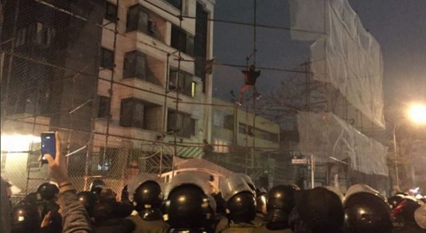Iran, assalto al consolato dell'Arabia Saudita: manifestanti scalano le recinzioni