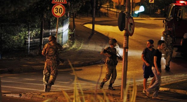 Colpo di Stato in Turchia, Capo di Stato maggiore ostaggio dei golpisti