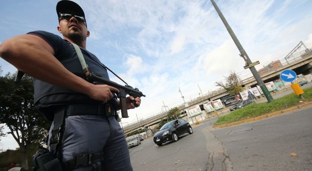 Napoli, domenica di sangue: 35enne ferito a colpi di pistola, ritrovata auto con diversi fori di proiettile