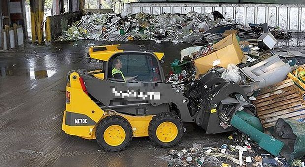 Incaricati di ripulire la zona industriale, buttavano i rifiuti in strada: denunciati nel Napoletano