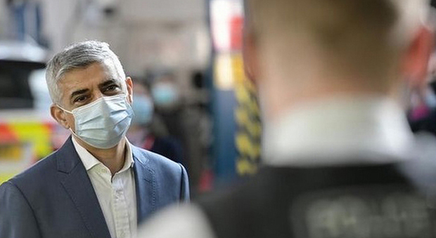 Londra, 12mila vittime per Covid. Il sindaco Sadiq Khan: «Mascherine obbligatorie all'aperto. Non vado più al parco col cane, paura del virus»