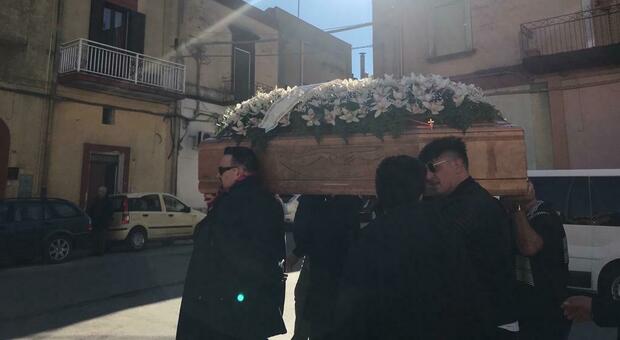 Lacrime e commozione al funerale di Andrea, morto sul lavoro. Il suo ultimo gesto di generosità