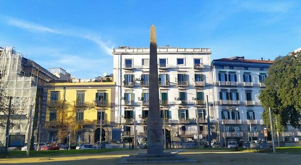 L'obelisco della meridiana della Villa Comunale di Napoli prima del restauro