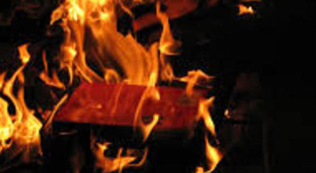 Isis brucia migliaia di libri in Iraq Unesco: «Operazione di pulizia culturale»