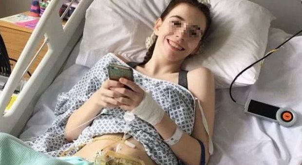 Stomaco paralizzato a 16 anni, Lily tenuta in vita dalle macchine