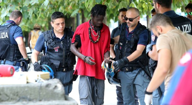 Retata sui bastioni di Porta Venezia: 20 migranti controllati, sette in questura