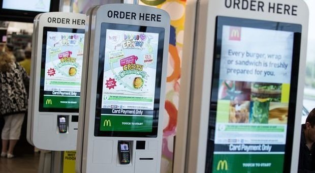 McDonald's, studio inglese rileva la presenza di batteri e feci sui touchscreen. Ma la catena di fast food smentisce