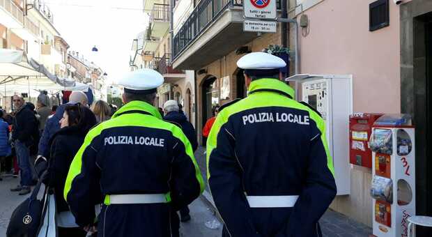 Gli agenti della polizia locale durante un controllo