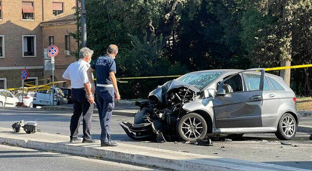 Roma, auto si schianta contro un palo della luce sul Lungotevere: morto sul colpo un ragazzo di 22 anni