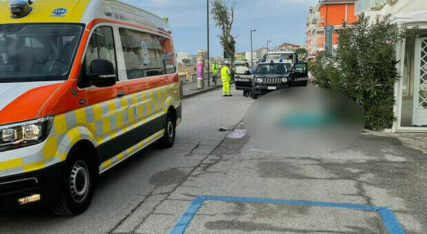 Il cadavere di un'anziana donna è stato rinvenuto questa mattina sul lungomare Trieste, a Caorle (Venezia)