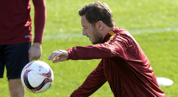 Roma, Totti show a Trigoria: il capitano illumina in partitella