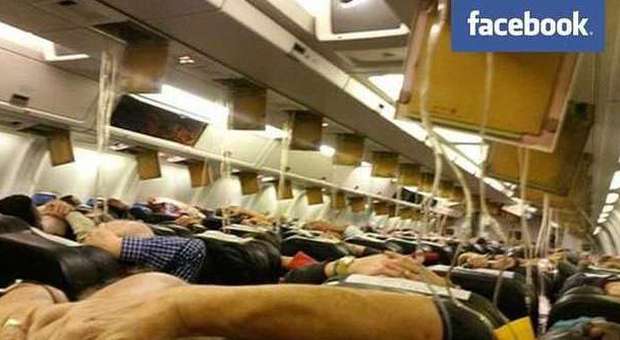 I passeggeri nell'aereo (foto Facebook/Ansa)