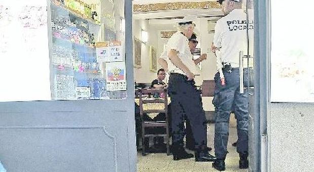 La polizia locale all'interno dell'osteria a San Marco