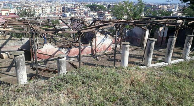 Scavi di Stabia, il tetto di lamiera spazzato via dal maltempo, reperti «impacchettati»