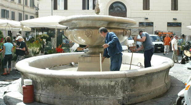 Roma, entra nella fontana di Campo de' Fiori e la danneggia: denunciato turista vandalo