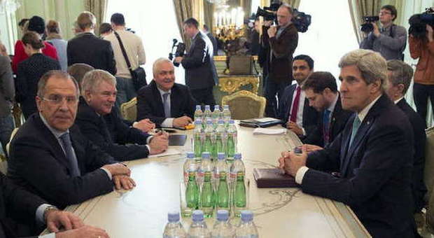 Kerry (a destra) e Lavrov all'ambasciata russa di Parigi