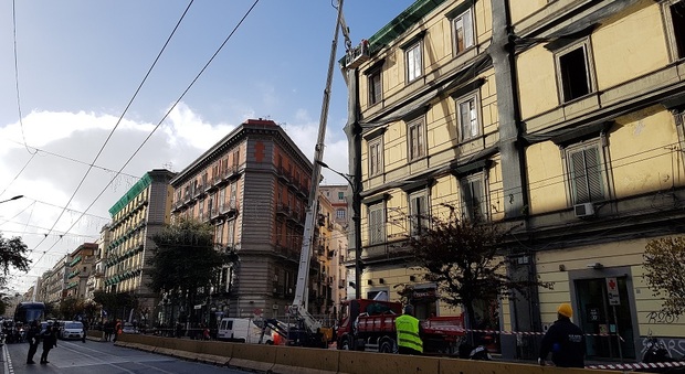 Cadono calcinacci dall'edificio dell’Ospedale Annunziata: «Senza rete protettiva avremmo assistito a una tragedia»