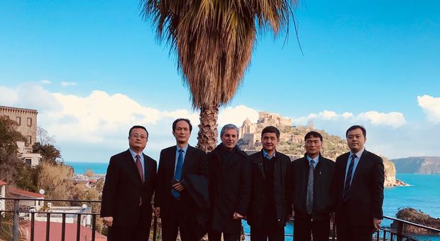 Marco Bottiglieri con il ministro Jingiu e gli altri della delegazione cinese in visita a Ischia
