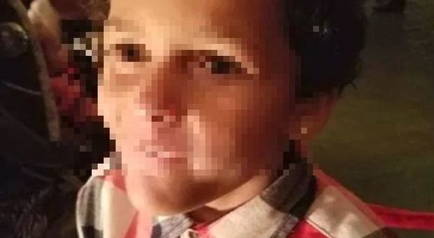 Bimbo di 9 anni rivela agli amichetti di essere gay: dopo 4 giorni di insulti si toglie la vita