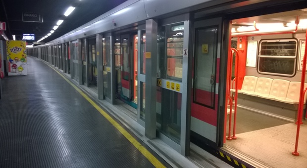 Milano, fumo in metropolitana: passeggeri evacuati dalla linea rossa