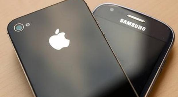 Apple e Samsung accusati di produrre modelli di cellulari che favoriscono lo sviluppo di patologie tumorali