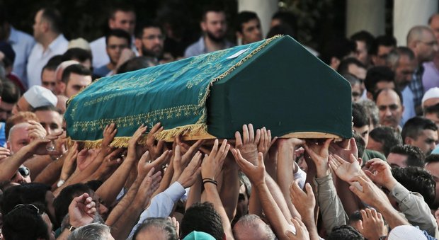 Strage di Istanbul, la pista dell'Isis: presa una donna, tre killer in fuga