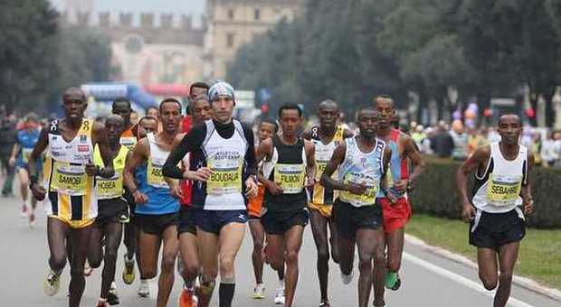 Una foto della mezza maratona di Verona: il gruppo di testa