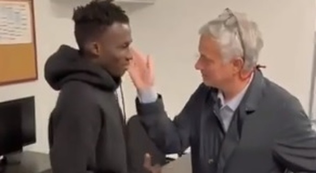 Roma, Mourinho consegna le scarpe a Felix: promessa mantenuta (con gaffe della voce fuori campo)