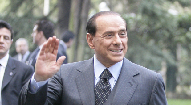 Berlusconi, dalle cravatte di Marinella alla bandana total white: i look del Cav. «Tutti volevano il modello come il suo»