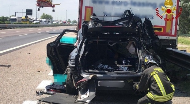 Tragedia in A4. Porsche si schianta contro un tir fermo: morto il conducente, feriti i tre ragazzini a bordo