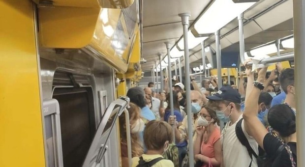 Metropolitana di Napoli, assalto ai treni: quasi mezz'ora d'attesa, la polizia ferma il caos