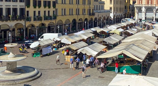 Lavoro nero al mercato in piazza: sospensione per cinque bancarelle