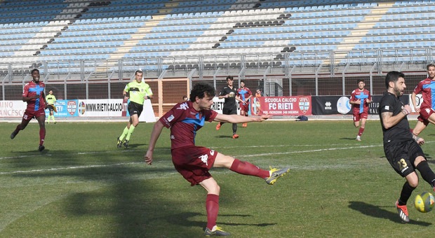 Il gol di Alesandro Marchi nel derby con la Viterbese la scorsa stagione (Foto Riccardo Fabi/Meloccaro)