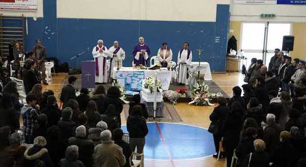 Un momento dei funerali di Lucrezia Dedato al Palasport