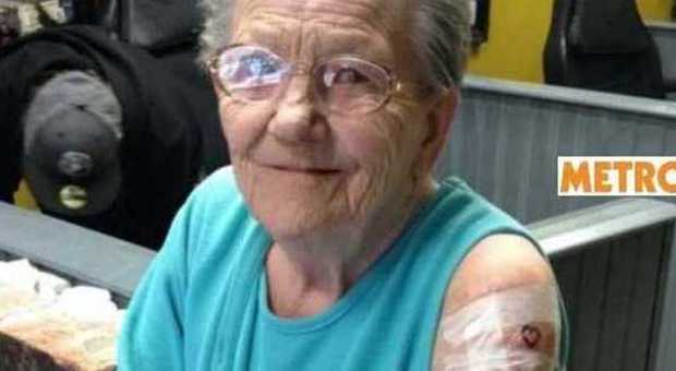 La nonnina di 79 anni fugge via dall'ospizio per andare a farsi il suo primo tatuaggio