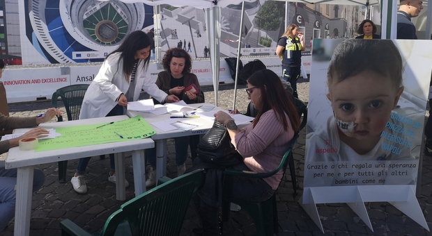 Napoli torna in piazza per Alex: tremila tamponi per trovare il donatore giusto