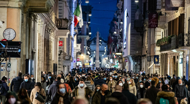 Strade affollate nel weekend, è già polemica. Zampa: «I giovani non hanno capito». Salvini: «Solo due passi, non rompete le scatole»