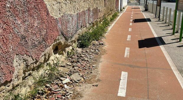 Napoli, la pista ciclabile delle beffe tra rifiuti, scooter, monopattini e persone investite