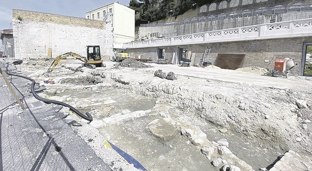 Ancona, si ferma il restyling della Casa del Capitano; riaffiorano i resti della città medievale