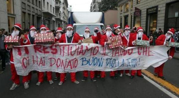 Sciopero a Milano, i "Babbi Natale" ​invadono il Pirellone